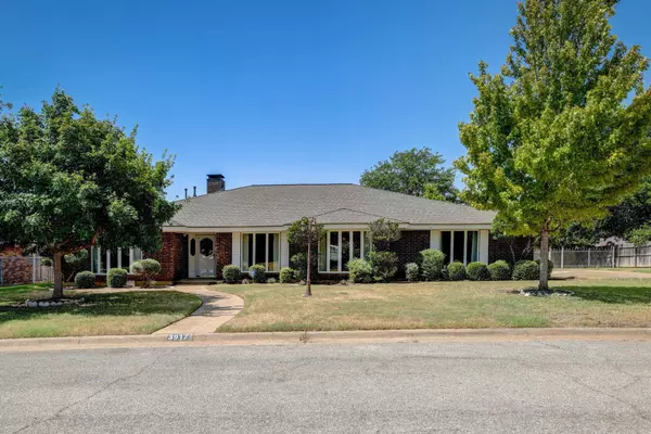 3917 Golden Oaks Drive, Haltom City, TX 76117