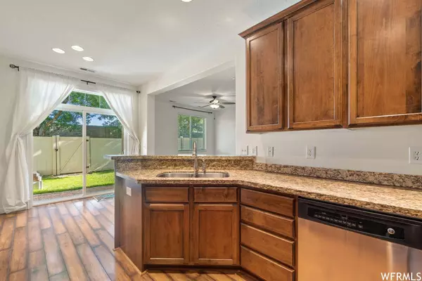 858 W HALSTEAD DR N, North Salt Lake, UT 84054