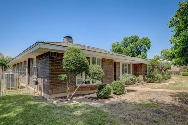 3917 Golden Oaks Drive, Haltom City, TX 76117