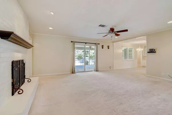 3917 Golden Oaks Drive, Haltom City, TX 76117