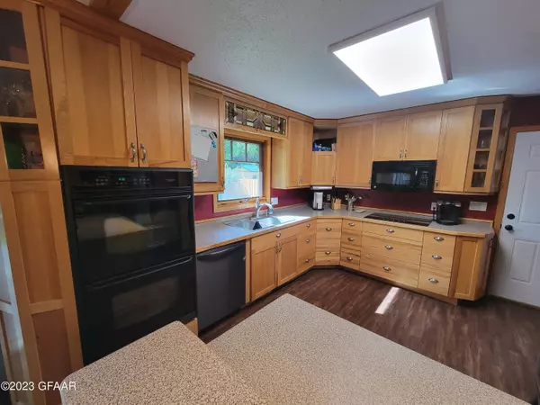 3302 CHERRY LYNN Drive, Grand Forks, ND 58201