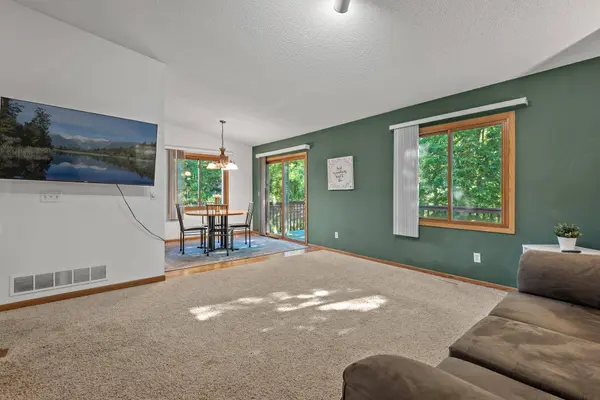 995 Edgewood DR, Chaska, MN 55318