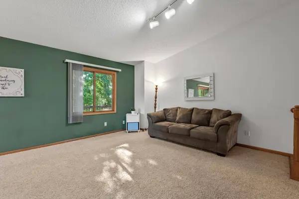 995 Edgewood DR, Chaska, MN 55318