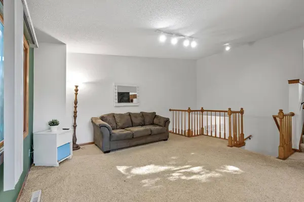 995 Edgewood DR, Chaska, MN 55318