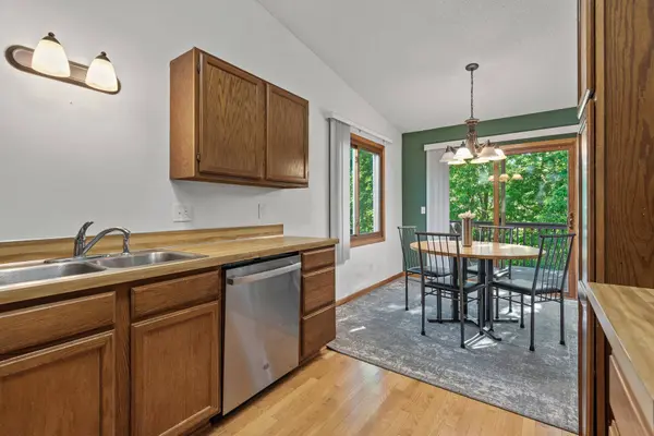 995 Edgewood DR, Chaska, MN 55318