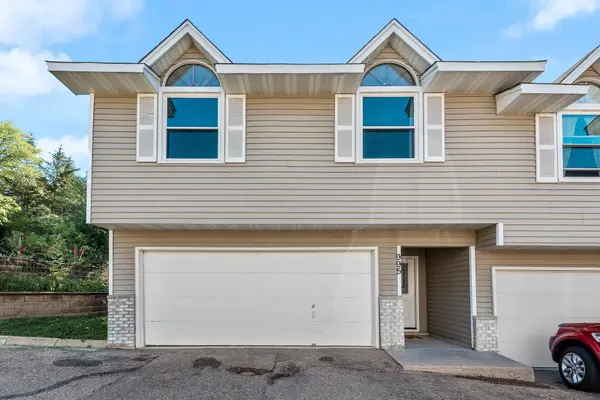 995 Edgewood DR, Chaska, MN 55318