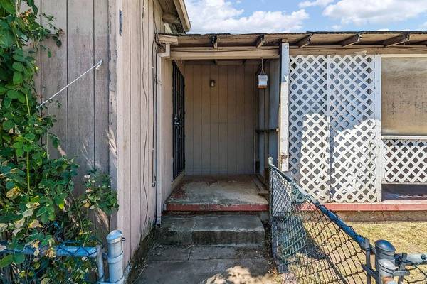 2490 E Lindsay ST, Stockton, CA 95205