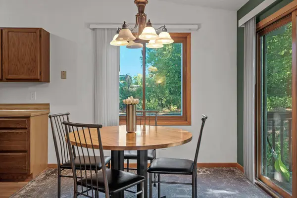 995 Edgewood DR, Chaska, MN 55318