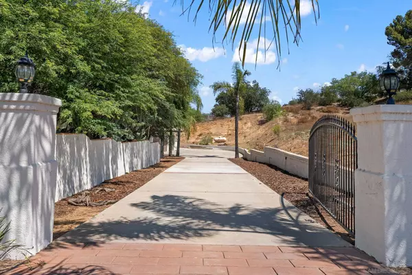 30077 Alta Mira Ln, Valley Center, CA 92082