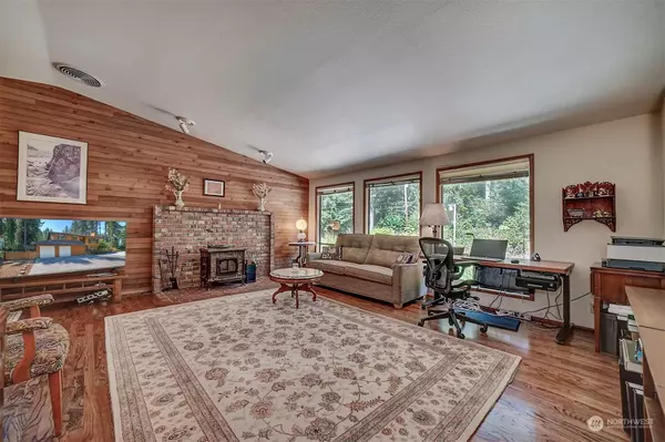 13930 Silven AVE NE, Bainbridge Island, WA 98110