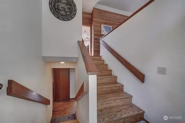 13930 Silven AVE NE, Bainbridge Island, WA 98110