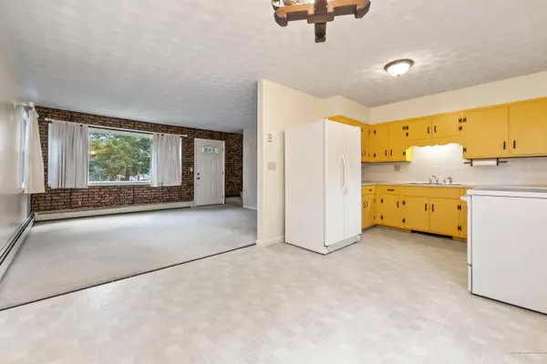 2 Hanson Drive, Topsham, ME 04086