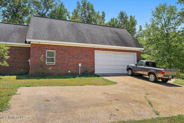 132 Rowan Oak Place, Terry, MS 39170