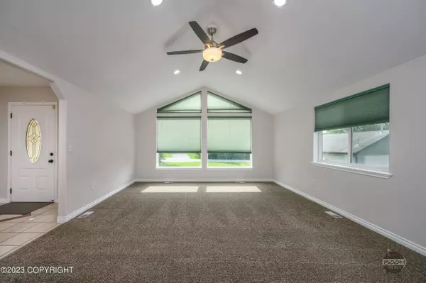 2370 N Thunder Gulch CIR, Palmer, AK 99645