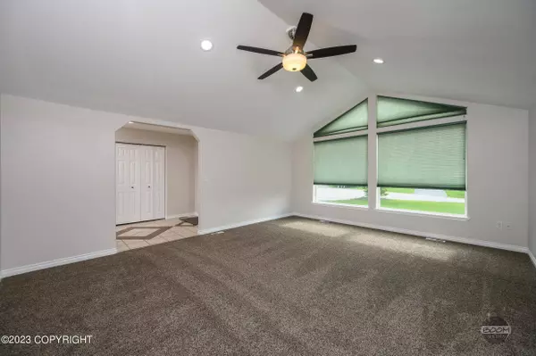 2370 N Thunder Gulch CIR, Palmer, AK 99645