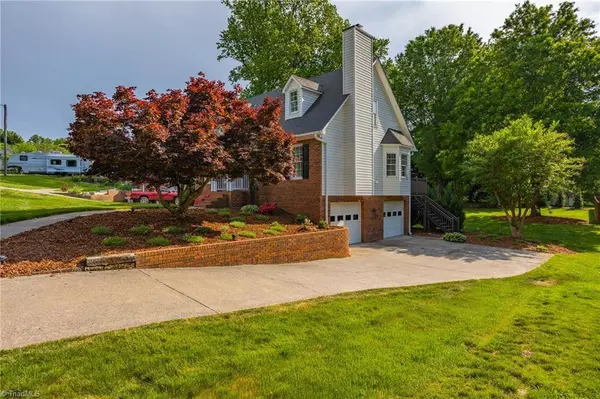 4036 Glenn Knoll CT, Winston Salem, NC 27107