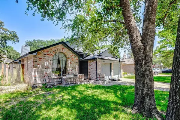 8635 Spring Green DR, Houston, TX 77095