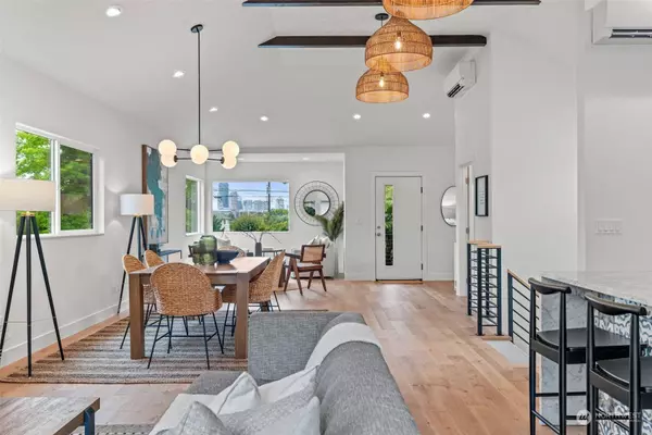 800 32nd AVE, Seattle, WA 98122