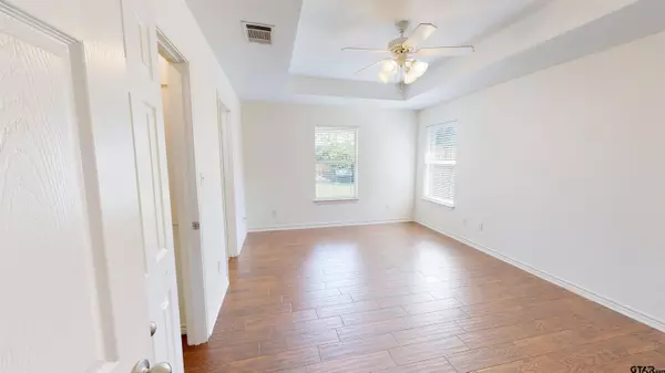 11289 Twin Spires Dr, Flint, TX 75762