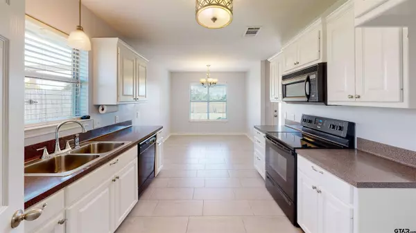 11289 Twin Spires Dr, Flint, TX 75762