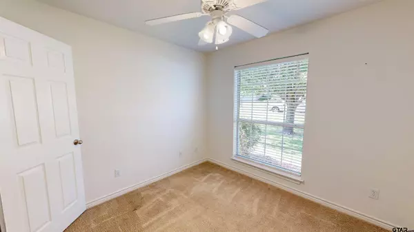 11289 Twin Spires Dr, Flint, TX 75762