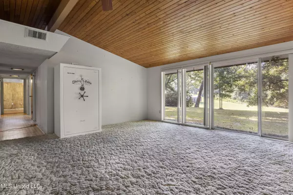 13821 Paraiso Road Road, Ocean Springs, MS 39564