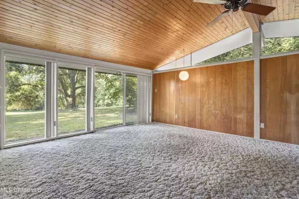 13821 Paraiso Road Road, Ocean Springs, MS 39564