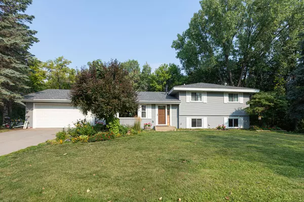 2904 Country Wood DR, Burnsville, MN 55337