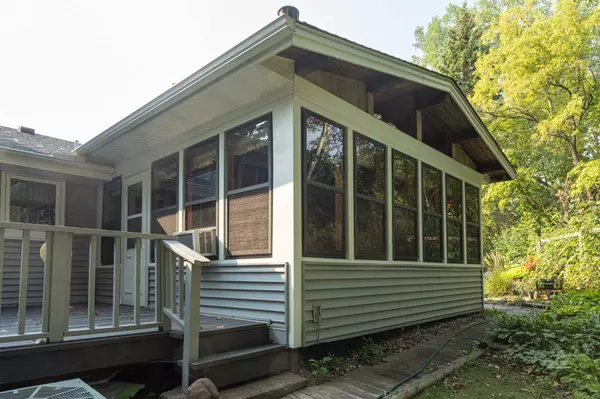 2904 Country Wood DR, Burnsville, MN 55337