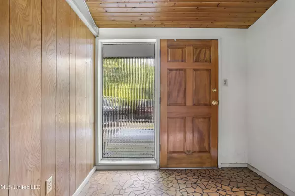 13821 Paraiso Road Road, Ocean Springs, MS 39564