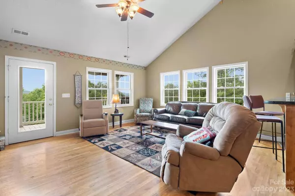 22 Autumn View DR, Hendersonville, NC 28792