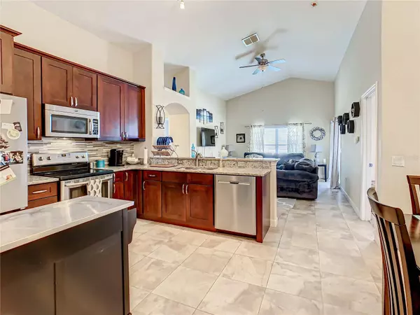 932 CASSIA DR, Davenport, FL 33897