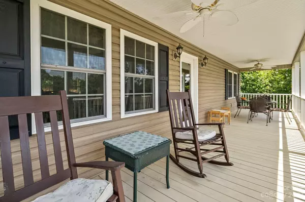 22 Autumn View DR, Hendersonville, NC 28792