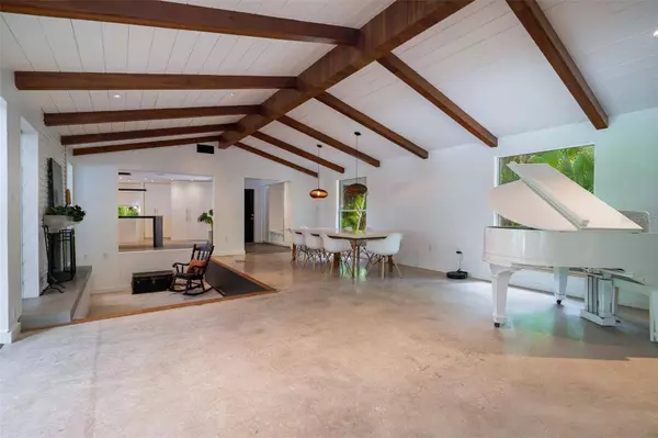 4144 SWIFT RD, Sarasota, FL 34231