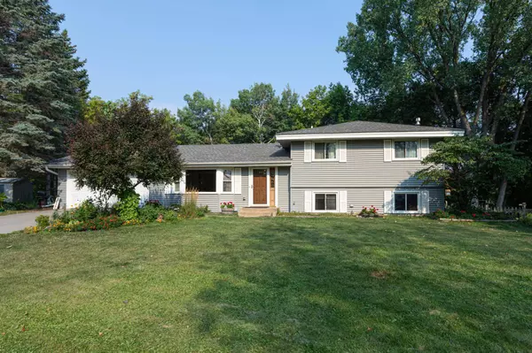 2904 Country Wood DR, Burnsville, MN 55337