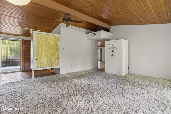 13821 Paraiso Road Road, Ocean Springs, MS 39564