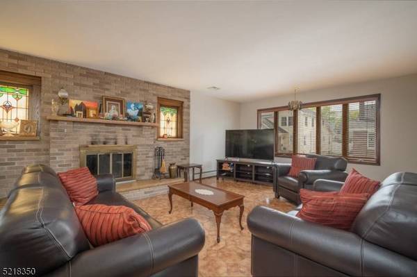 8 Lynden Pl, Totowa Boro, NJ 07512