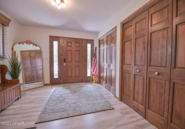 6415 LAKE Drive, Grand Forks, ND 58201