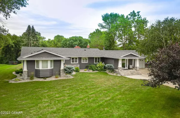 6415 LAKE Drive, Grand Forks, ND 58201