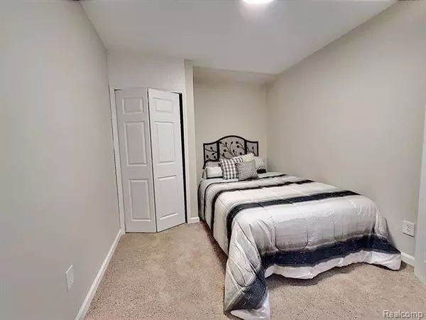 8701 MAXWELL Avenue, Warren, MI 48089