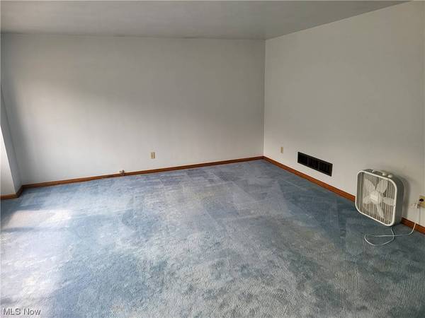 648 Rose LN, Martins Ferry, OH 43935