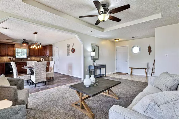 214 Pebblebrook LN, Grain Valley, MO 64029