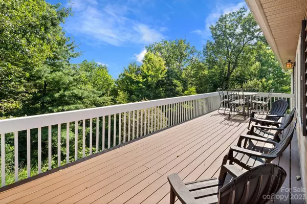 40 Autumn View DR, Hendersonville, NC 28792