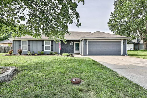 214 Pebblebrook LN, Grain Valley, MO 64029