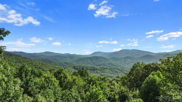 40 Autumn View DR, Hendersonville, NC 28792