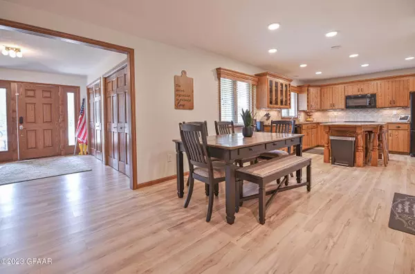 6415 LAKE Drive, Grand Forks, ND 58201