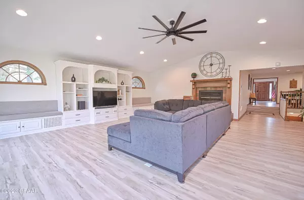 6415 LAKE Drive, Grand Forks, ND 58201