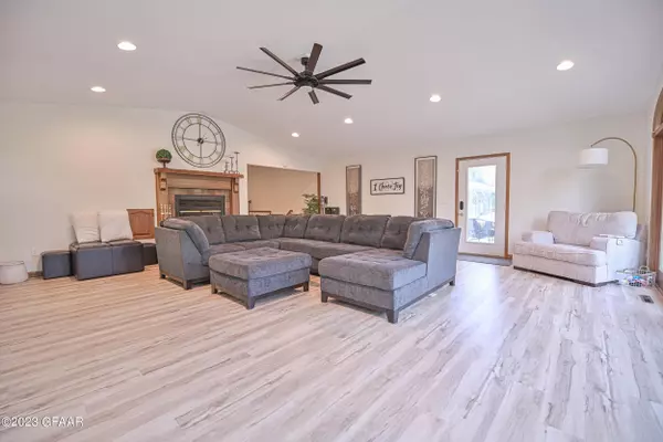 6415 LAKE Drive, Grand Forks, ND 58201