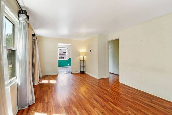 390 Charlotte AVE, Crystal Lake, IL 60014