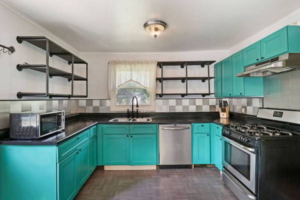 390 Charlotte AVE, Crystal Lake, IL 60014